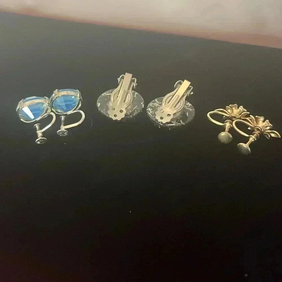 Three pairs of vintage earrings. One clip and two screw back - Picture 2 of 5